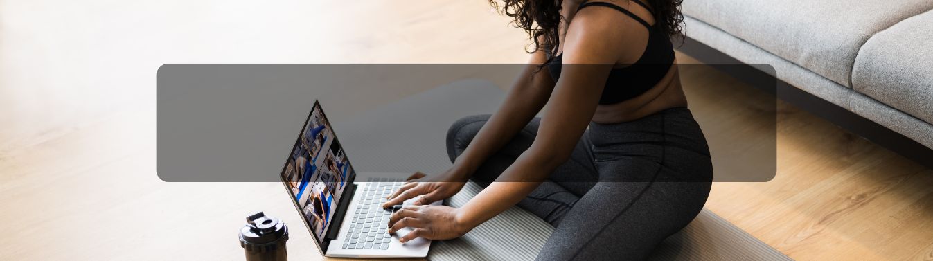 Une femme qui fait du yoga en visio